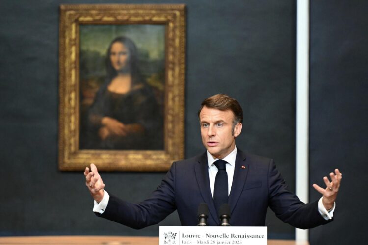 El presidente de Francia, Emmanuel Macron, pronuncia un discurso frente a la obra maestra de Leonardo da Vinci, la Mona Lisa, durante su visita al Museo del Louvre en París, Francia, el 28 de enero de 2025. (Francia) EFE/EPA/BERTRAND GUAY / POOL MAXPPP OUT