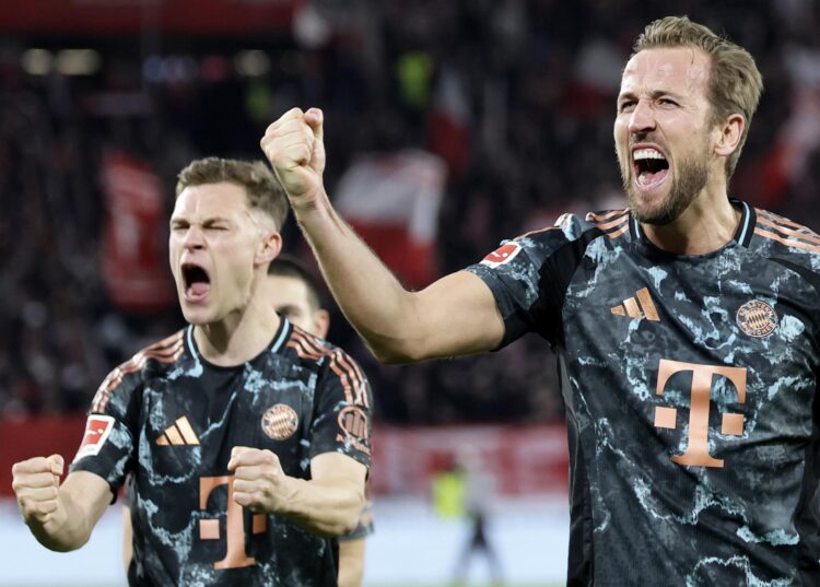 El delanterodel Bayern Múnich Harry Kane (I) y su compañero el medio Joshua Kimmich (L) celebran la victoria durante el partido de la Bundesliga que han jugado SC Freiburg y FC Bayern Munich yn Friburgo, Alemania. EFE/EPA/RONALD WITTEK