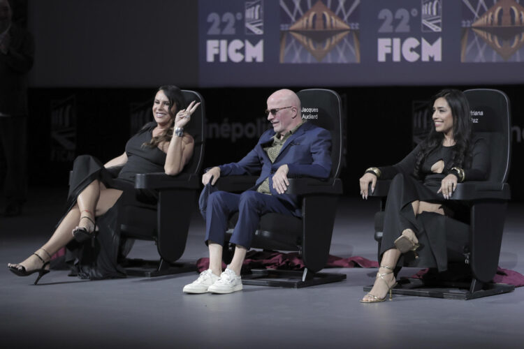 Fotografía de archivo del director de la película Emilia Pérez, Jacques Audiard (c), y las actrices Karla Sofía Gascón (i) y Adriana Paz (d). EFE/Iván Villanueva