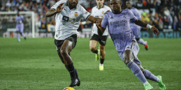 Escalar en el descenso o coronar la clasificación