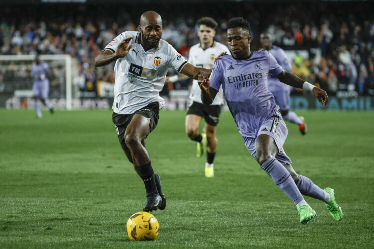 Foto de archivo del delantero brasileño del Real Madrid Vinicius jr (d) y el defensa francés del Valencia Dimitri Foulquier (i). EFE/Biel Aliño