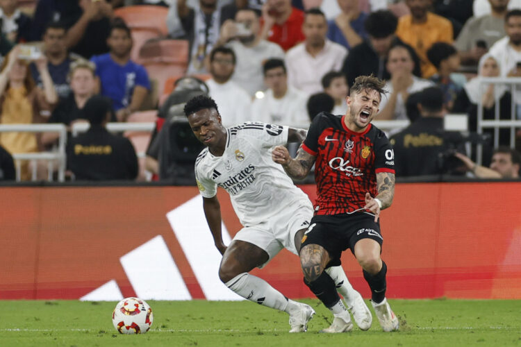 Vinicius Jr (I) y Maffeo, en un momento de la semifinal de la Supercopa de España que enfrentó al Real Madrid y al Mallorca en Yeda (Arabia Saudí). EFE/ Alberto Estevez