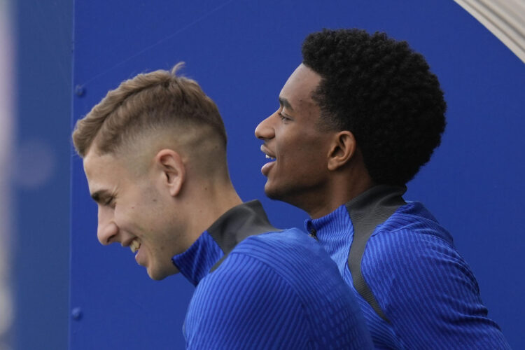 Los jugadores del FC Barcelona Alejandro Balde (d) y Fermín López durante el entrenamiento que el equipo azulgrana ha realizado en la ciudad deportiva Joan Gamper para preparar el partido de Liga de Campeones que mañana disputarán ante el Atalanta. EFE/Enric Fontcuberta