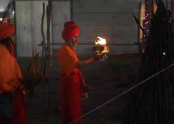 El Kumbh Mela comienza su peregrinación masiva en India: azafrán, multitudes y salvación