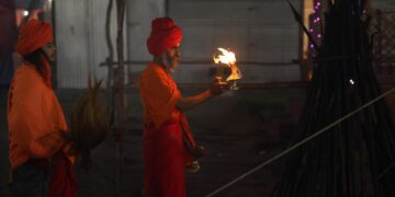 El Kumbh Mela comienza su peregrinación masiva en India: azafrán, multitudes y salvación