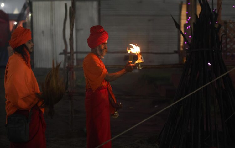 Un hombre santo hindú ofrece oraciones en Juna Akhara en el festival Kumbh Mela antes del baño real cerca del Sangam, la confluencia de tres de los ríos más sagrados de la mitología hindú -Ganges, Yamuna y el mítico Saraswati- en Prayagraj, Uttar Pradesh, India, el 12 de enero de 2025. EFE/EPA/Rajat Gupta