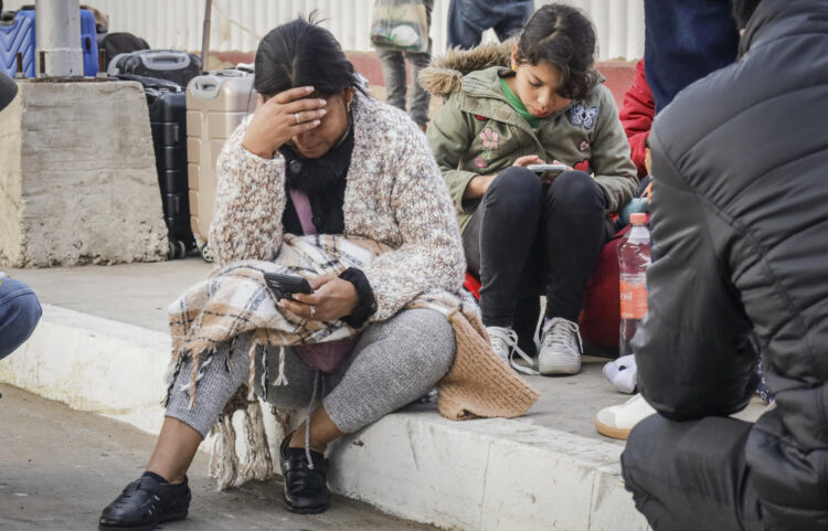 Migrantes quedaron varados en el puerto fronterizo de El Chaparral tras la cancelación del programa CBP-One, este lunes en la ciudad de Tijuana en Baja California (México). EFE/ Joebeth Terríquez