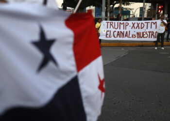 Panameños agitan el fervor patriótico en defensa del Canal con la «siembra de banderas»