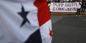 Panameños agitan el fervor patriótico en defensa del Canal con la «siembra de banderas»