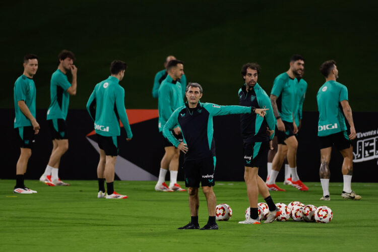 El entrenador del Athletic Club, Ernesto Valverde, durante su entrenamiento de este martes en Yeda, en la víspera del partido de semifinales de la Supercopa de España de fútbol que les enfrenta al Barcelona. EFE/ Alberto Estévez