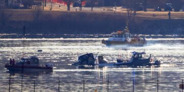 Los rescatistas aún buscan a 14 desaparecidos del accidente aéreo en Washington