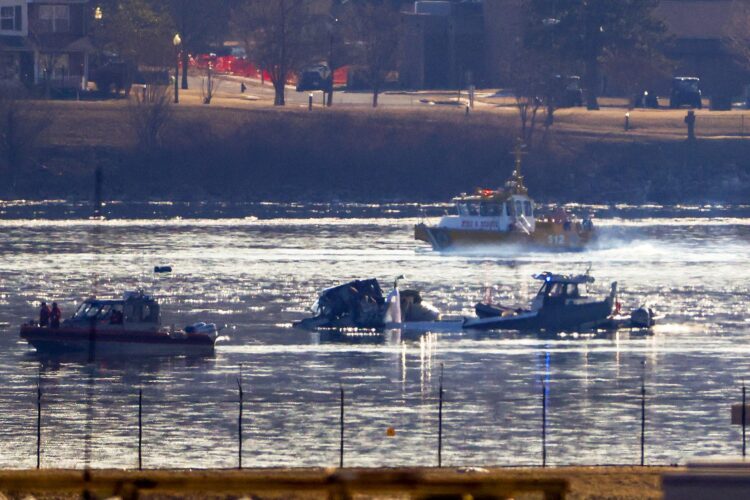 Equipos de emergencia operan en el río Potomac, cerca de los restos del avión comercial que chocó con un helicóptero militar, en Washington, D. C., EE. UU., el 30 de enero de 2025. EFE/EPA/SHAWN THEW