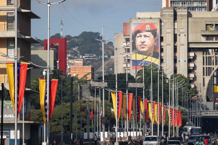 Fotografía donde se ve una imagen del fallecido presidente de Venezuela Hugo Chávez este lunes, en Caracas (Venezuela). EFE/ Ronald Peña R.