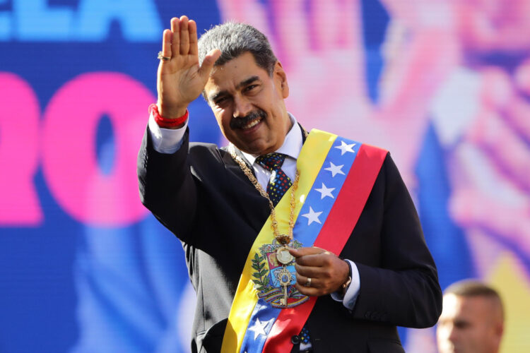 El líder chavista Nicolás Maduro saluda durante un acto el 10 de enero de 2025, en Caracas (Venezuela). EFE/ Ronald Peña R.