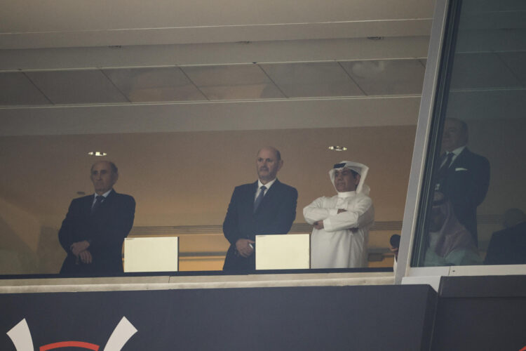 El presidente de la Real Federación Española de Fútbol, Rafael Louzán (2i), y el presidente de honor del Real Madrid, José Martínez Pirri (i), en el palco de autoridades durante el partido de semifinales de la Supercopa de España disputado en Yeda. EFE/ Alberto Estévez