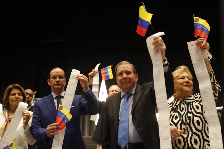 El líder opositor venezolano Edmundo González Urrutia (2-d) sostiene actas electorales junto a su esposa Mercedes López (d), en la Ciudad de Panamá (Panamá). EFE/ Bienvenido Velasco