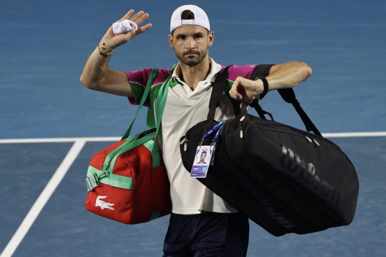 El búlgaro Grigor Dimitrov saluda al público tras abandonar por lesión su partido de primeraa ronda del Abierto de Australia frente al italiano Francesco Passaro. EFE/EPA/ROLEX DELA PENA