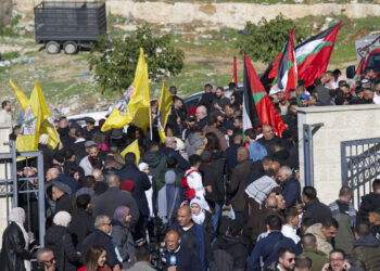 Un centenar de presos liberados por Israel llegan a Ramala, donde son llevados a hombros
