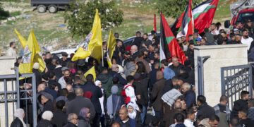 Un centenar de presos liberados por Israel llegan a Ramala, donde son llevados a hombros
