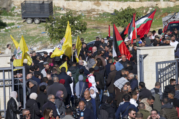 Palestinos esperan en el Centro recreacional de Ramala la llegada de los presos liberados. EFE/Magda Gibelli