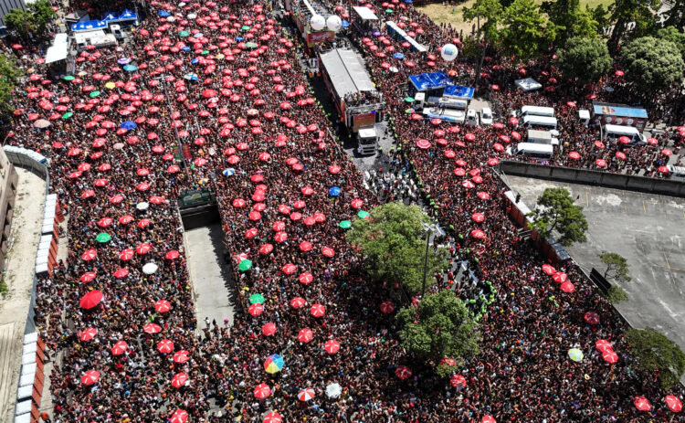 Fotografía de archivo tomada con un dron, de millones de personas participando de la comparsa '?Blocoda Anitta'?en el carnaval de Río de Janeiro (Brasil). EFE/ Antonio Lacerda