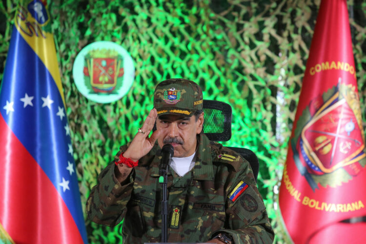 Fotografía cedida por el Palacio de Miraflores donde se observa al líder chavista Nicolás Maduro (c) durante ejercicios militares este miércoles, en Caracas (Venezuela). EFE/ Palacio de Miraflores/