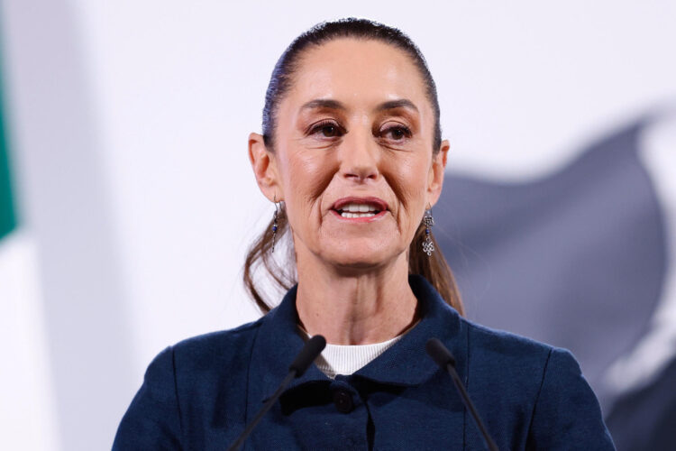 La presidenta de México, Claudia Sheinbaum, habla durante su conferencia matutina este lunes, en el Palacio Nacional en la Ciudad de México (México). EFE/ Sáshenka Gutiérrez