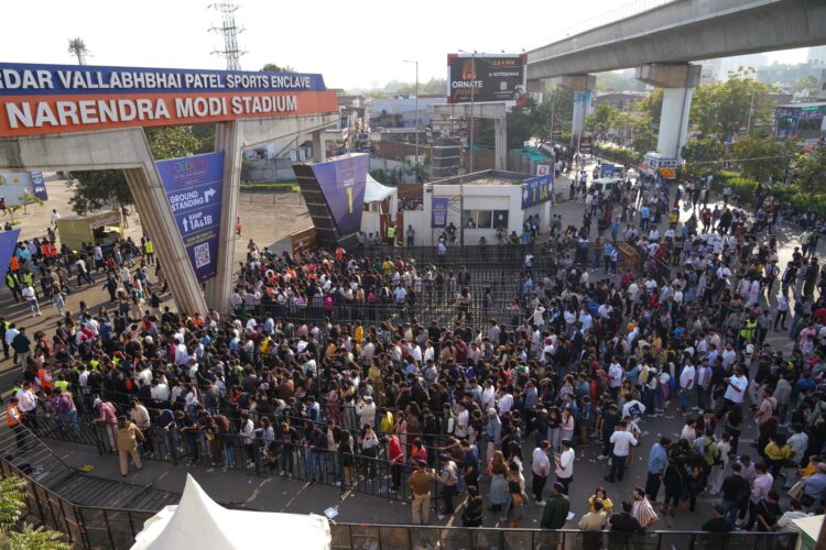 Coldplay ofrece en la ciudad india de Ahmedabad el primero de sus dos «mayores» conciertos