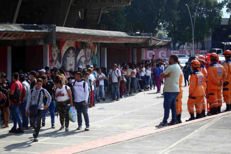 A las afueras del estadio General Santander de Cúcuta se siguen haciendo largas filas de desplazados del Tibú y del Catatumbo. Fotos: Carlos Eduardo Ramírez