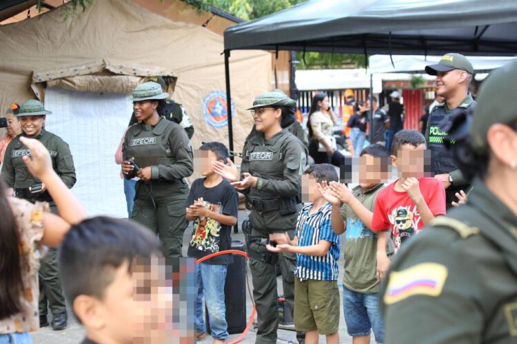 En medio del conflicto armado que enfrentan las zonas del Catatumbo, Tibú y Ocaña, el Escuadrón Femenino de Operaciones Rurales (EFEOR) de la Policía Nacional de Colombia, realiza campañas preventivas  y educativas. Fotos: Carlos Eduardo Ramírez