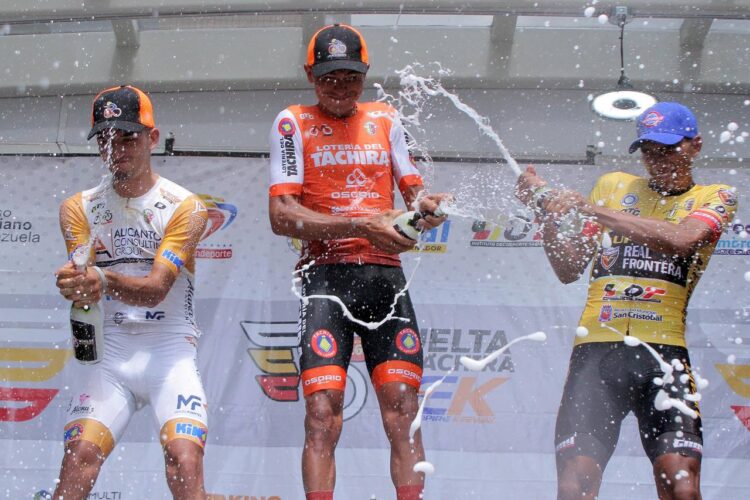 jhonny Araujo sostuvo el primer lugar de la clasificación general individual  de la 60 Vuelta al Táchira en Bicicleta al cumplirse la IV etapa donde el corredor Gabriel Mendoza se impuso con tiempo total de 2h.52m.18s. Fotos: Carlos Eduardo Ramírez