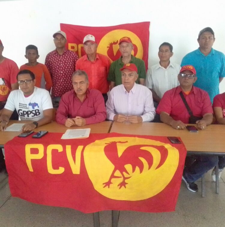 Jesús Abreu en compañía del Comité Regional  del PCV