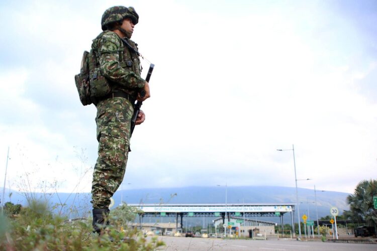 Efectivos del Ejército de Colombia ejercen acciones de vigilancia y control en el Puente Internacional Atanasio Girardot. Foto: Carlos Eduardo Ramírez