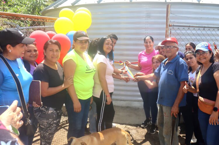 Corte de cinta  por la Alcaldesa junto a la comunidad | Fotos José Dalton