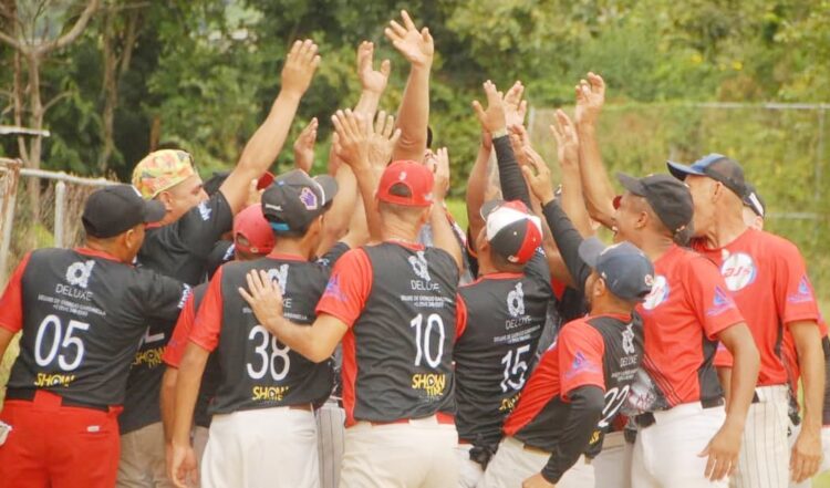 DJ'S y lograron su tercer título consecutivo en este prestigioso cuadrangular de pelota suave (Fotos Hablemos de Deporte)