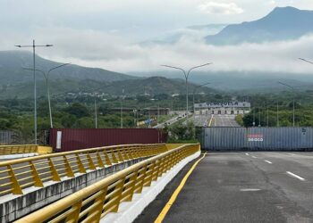 Venezuela cierra frontera con Colombia por “conspiración internacional”