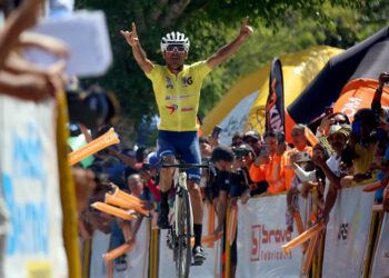 Vuelta al Táchira / Caída y mesa limpia para Eduin Becerra
