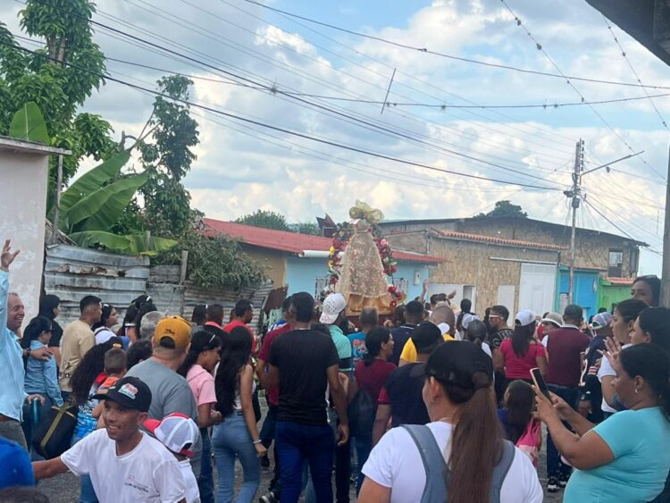 El desfile se llenó de música y color gracias a la participación de los Chimbangueles y Tamboreros de Campo Alegre (Fotos Marcos Montilla)