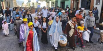 Realizan tradicional paradura del niño en la Gobernación de Mérida