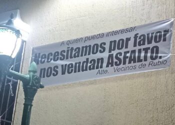 Táchira / Con pancarta Alcalde de Junín pide le vendan asfalto