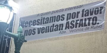 Táchira / Con pancarta Alcalde de Junín pide le vendan asfalto