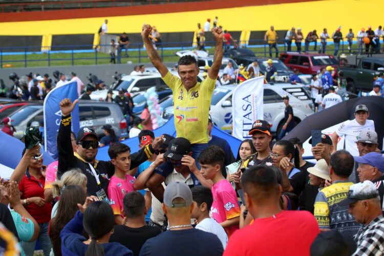 l merideño Eduin Becerra cierra el ciclo deportivo de más de veinte años en el ciclismo con un trofeo soñado que esperó con mucha paciencia. Fotos: Carlos Eduardo Ramírez