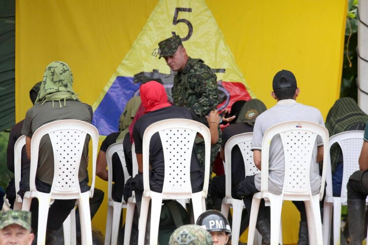 Grupo de las disidencias de las Farc que se entregó al ejército colombiano en las úiltimas horas. Fotos: Carlos Eduardo Ramírez