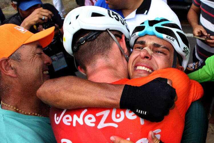 Yilbert Ramírez (Indet Cricret Bandes) se impuso en solitario en la sexta etapa de la Vuelta al Táchira en Bicicleta y Eduin Becerra (Trululu La Guacamaya) se convirtió en el nuevo líder del giro andino. Fotos: Carlos Eduardo Ramírez