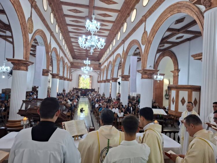 Previo a la posible peregrinación Monseñor Lisandro Roa realizó una eucaristía en la Basílica del Espíritu Santo. Foto: cortesía