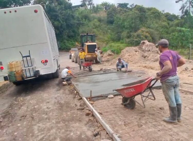 Entre la alcaldía y la comunidad realizan trabajos para la recuperación de la vialidad de Uribante. Foto: Alcaldía de Uribante