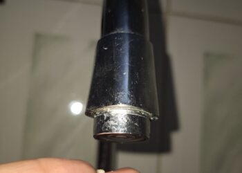 Familias boconesas no aguantan un día más sin agua