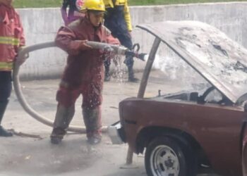 Vehículo se incendió en estacionamiento del hospital de Boconó
