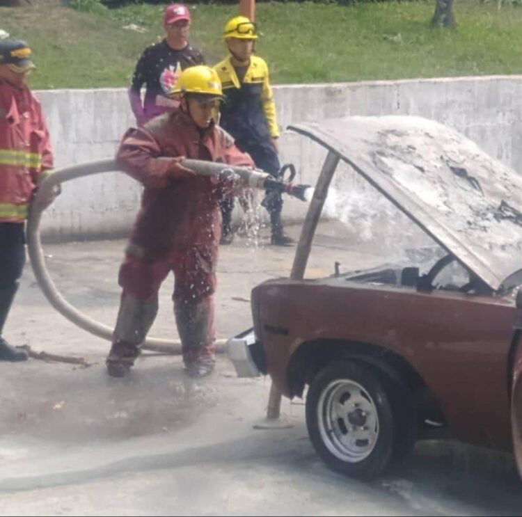 vehículo se incendió en pleno hospital de Boconó