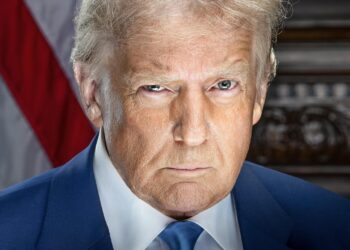 Trump publica su retrato oficial como presidente, similar a su foto policial